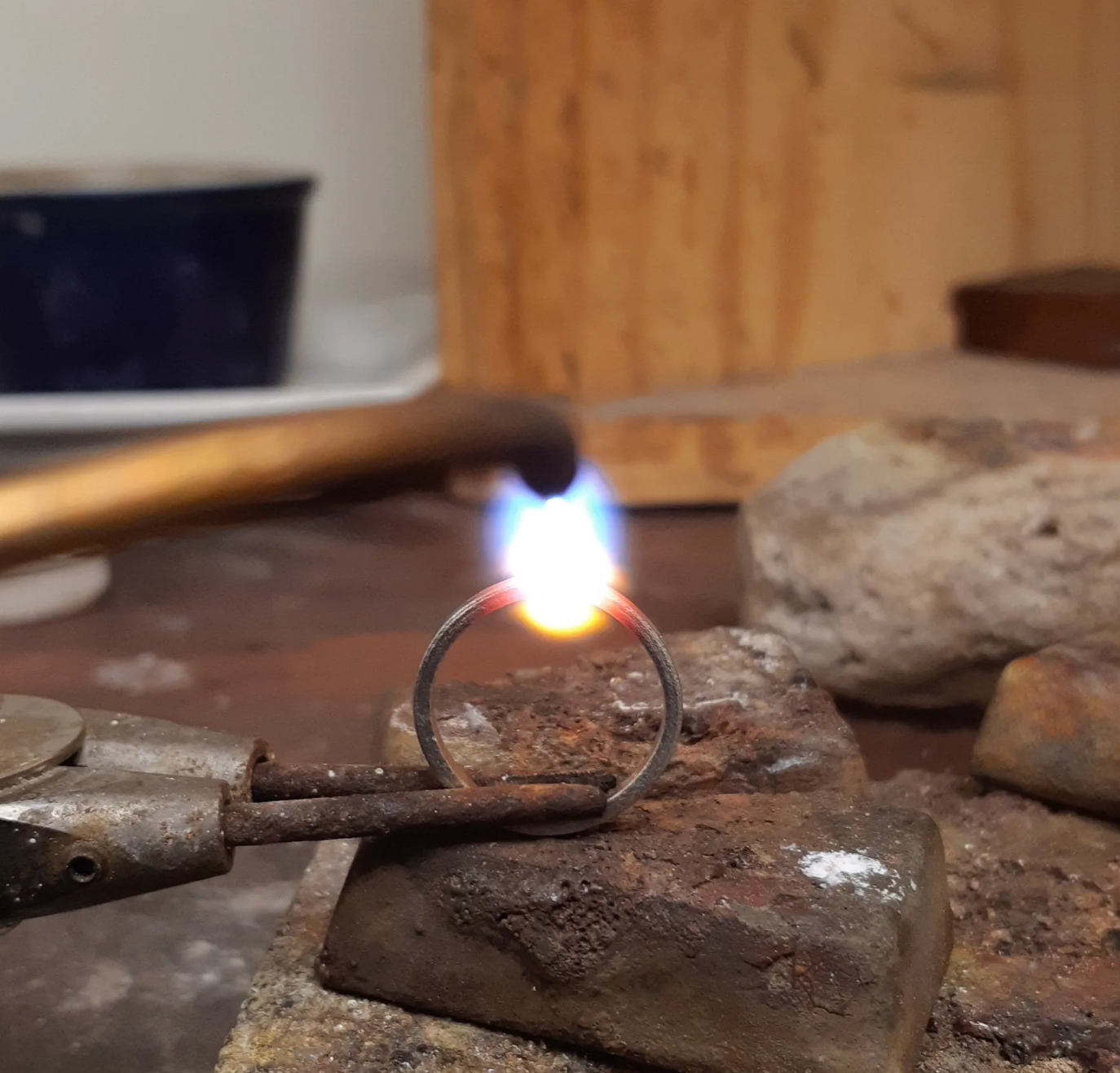 Manufacturing a ring in the jewellery workshop